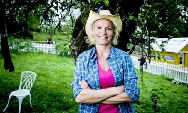 JOBBET UTENDØRS: Ingeborg Myhre plukka jordbær om somrene som barn. Og spiste også noen. Foto: Bjørn Langsem / Dagbladet JOBBET UTENDØRS: Ingeborg Myhre plukka jordbær om somrene som barn. Og spiste også noen. Foto: Bjørn Langsem / Dagbladet